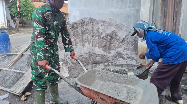 Sinergi TNI dan Warga Desa Godo: Dorong Angkong Bareng Demi Rumah Layak Huni