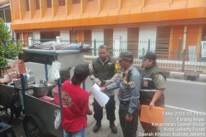 
					Penertiban PKL di Karang Anyar, Bhabinkamtibmas Dampingi Pembagian Surat Edaran di Trotoar RW 09