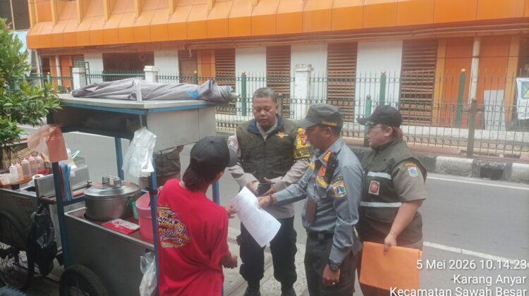 Penertiban PKL di Karang Anyar, Bhabinkamtibmas Dampingi Pembagian Surat Edaran di Trotoar RW 09