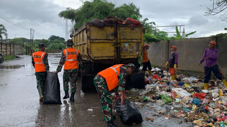 Ciptakan Lingkungan Bersih, Satgas Sampah Kodim 0510/Tigaraksa Kerahkan Personil Bersihkan Tumpukan Sampah Dipinggir Jalan