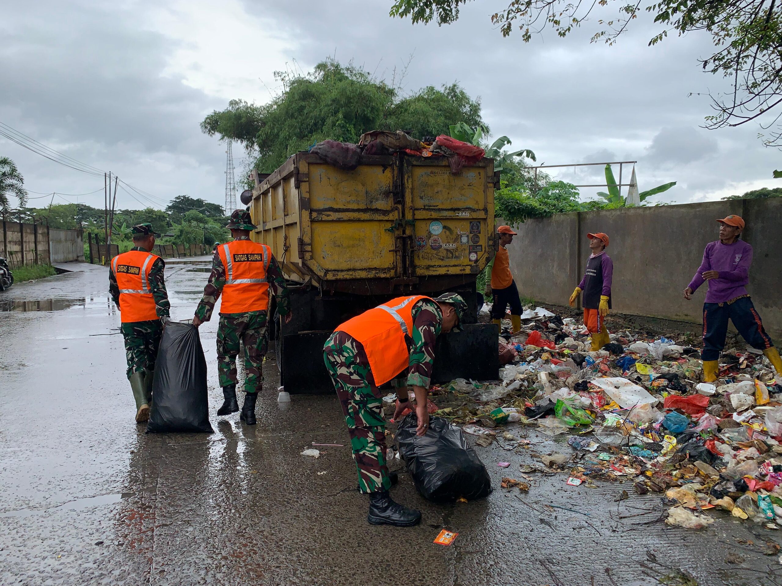 Ciptakan Lingkungan Bersih, Satgas Sampah Kodim 0510/Tigaraksa Kerahkan Personil Bersihkan Tumpukan Sampah Dipinggir Jalan