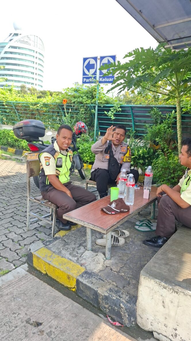 
					Polri Hadir di Tengah Masyarakat, Bhabinkamtibmas Gunung Sahari Selatan Perkuat Keamanan Perkantoran