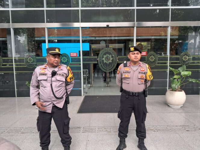 
					Dengan Integritas dan Dedikasi, Polri Pastikan Persidangan Berlangsung Kondusif