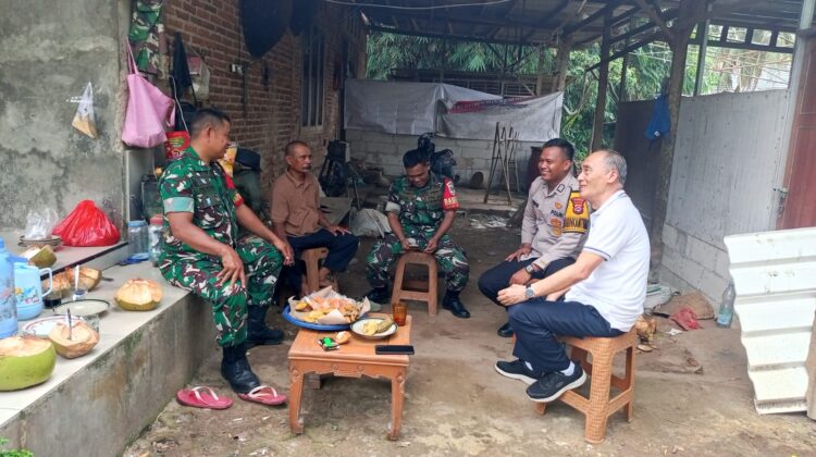 Babinsa Koramil 14/Panongan Jalin Komsos Bersama Warga Dengan Suasana Akrab Dan Santai