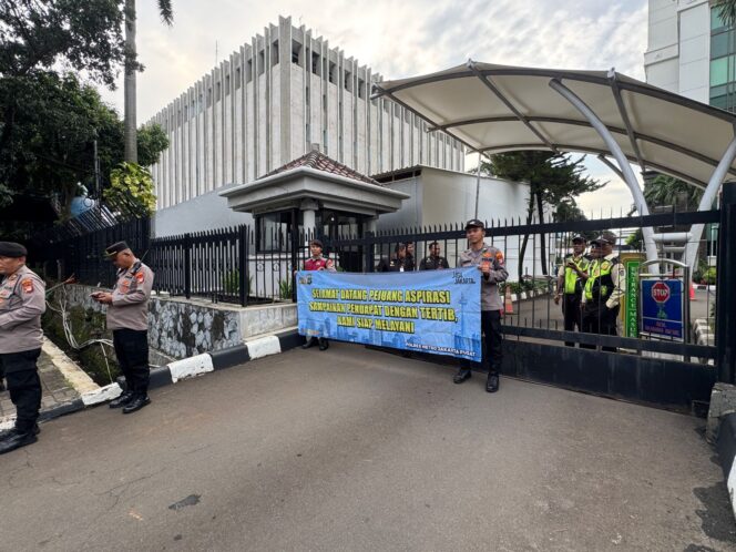 
					Spanduk Pelayanan Polsek Sawah Besar” Dalam Aksi Unjuk Rasa Mahasiswa di Depan Kantor OJK