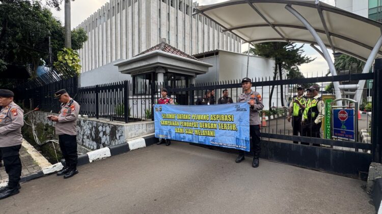 Spanduk Pelayanan Polsek Sawah Besar” Dalam Aksi Unjuk Rasa Mahasiswa di Depan Kantor OJK