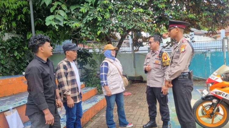 Bhabinkamtibmas Kelurahan Karet Tengsin Laksanakan Sambang Wilayah dan Koordinasi Harkamtibmas Bersama Warga RW 06