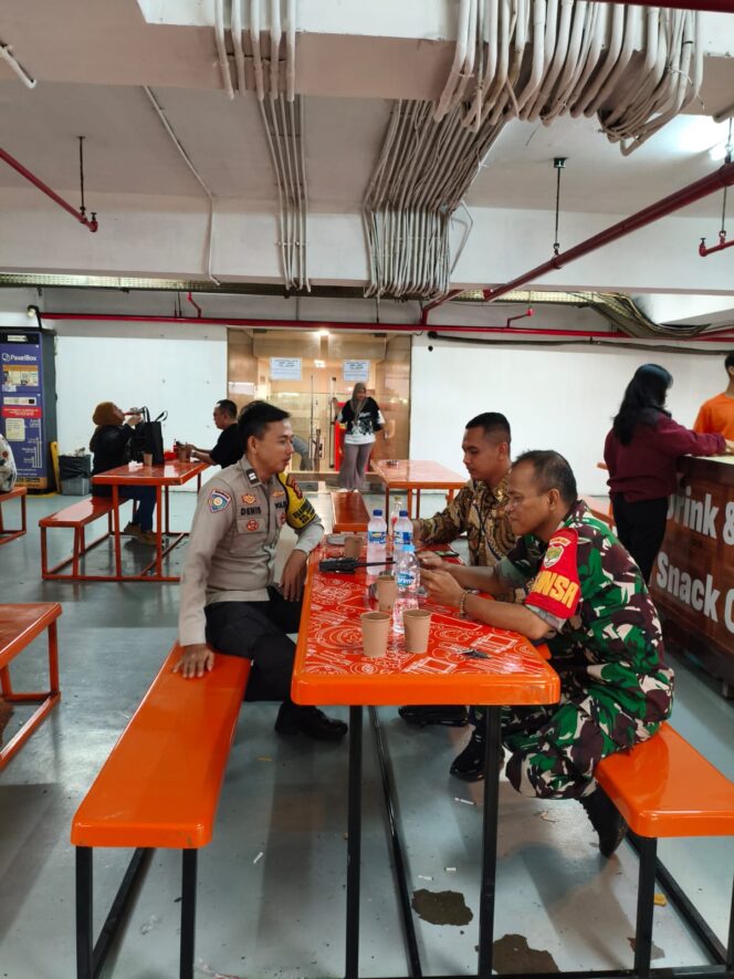 
					Bhabinkamtibmas Kebon Melati Bersama Babinsa Laksanakan Sambang dan Koordinasi Kamtibmas di Gedung UOB Thamrin