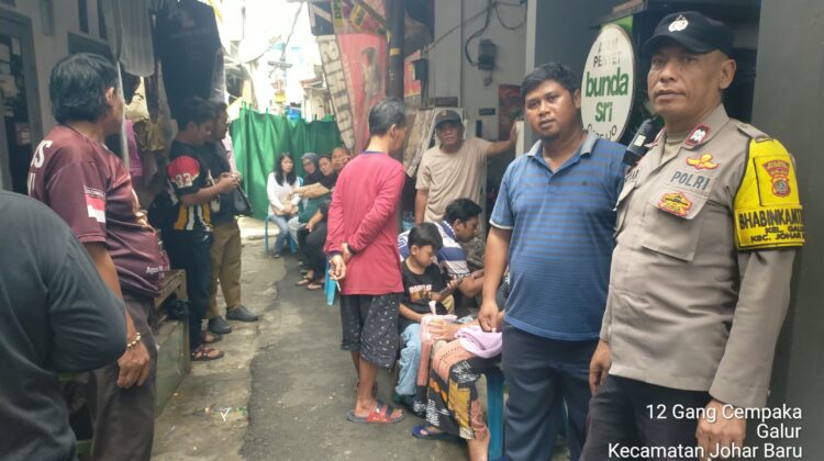 Empati di Balik Seragam: Polisi Johar Baru Hadir dalam Takziah Warga