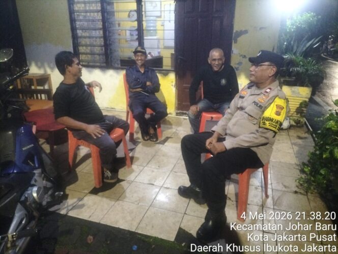 
					Jelang Tengah Malam, Polisi Sambangi Poskamling RW 09 dan Tekankan Wajib Lapor Tamu