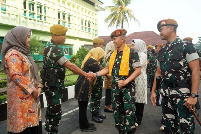 
					Danpussen Armed Tinjau Yonarmed 11 Kostrad, Tegaskan Kesiapan Dan Profesionalisme Prajurit