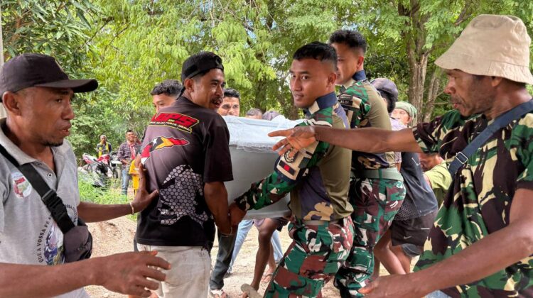 Benteng Kedaulatan, Dekapan Persaudaraan: Satgas Pamtas Yonarhanud 2 Kostrad Bantu Warga Berduka Di Desa Inbate