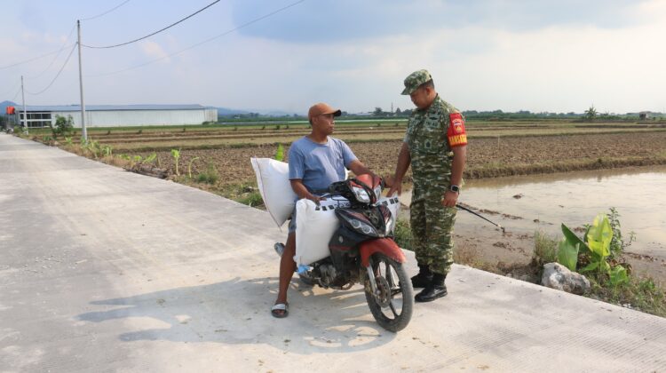 Dansatgas TMMD dan Warga Uji Coba Jalan Beton Baru di Desa Godo