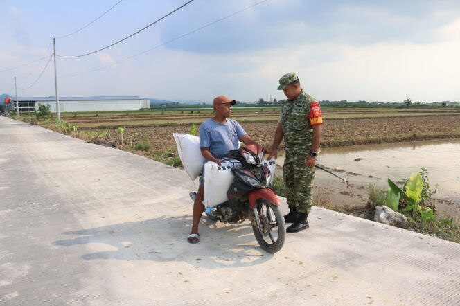 
					Dansatgas TMMD dan Warga Uji Coba Jalan Beton Baru di Desa Godo
