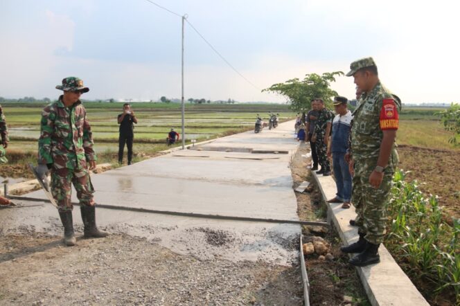 
					Sinergi TNI-Rakyat di TMMD Pati: Letkol Arm Timotius Yogi Tinjau Proyek Jalan Desa