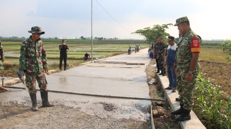 Sinergi TNI-Rakyat di TMMD Pati: Letkol Arm Timotius Yogi Tinjau Proyek Jalan Desa