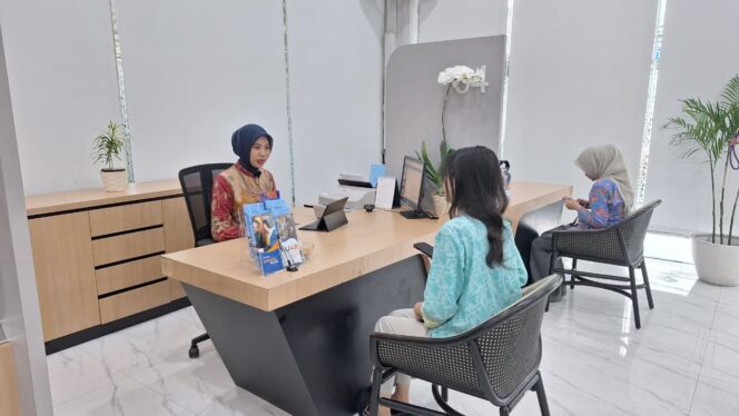 
					Tingkatkan Kompetensi Layanan, BRI KC Daan Mogot Gelar Role Play bagi Frontliner