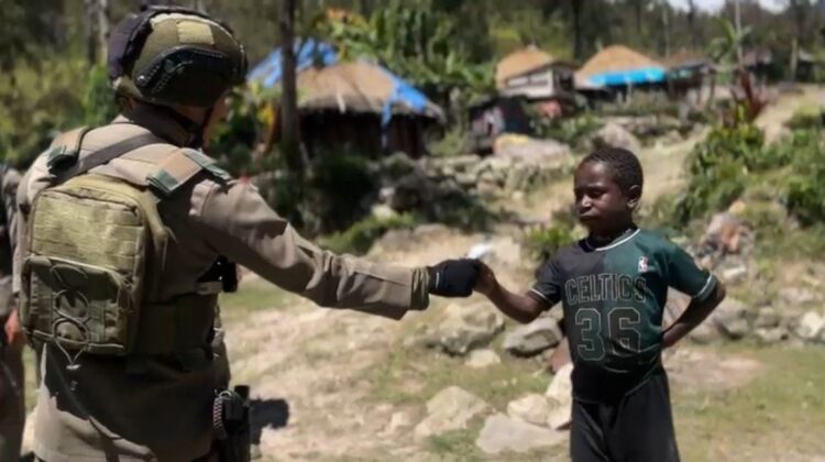 Sentuhan Humanis dan Patroli Dialogis, Satgas Damai Cartenz Hadir Jaga Keamanan di Sinak