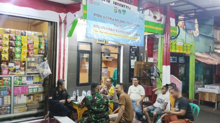 Dini Hari di Poskamling, Polisi dan Warga Kampung Rawa Perkuat Siskamling Cegah Kejahatan Jalanan