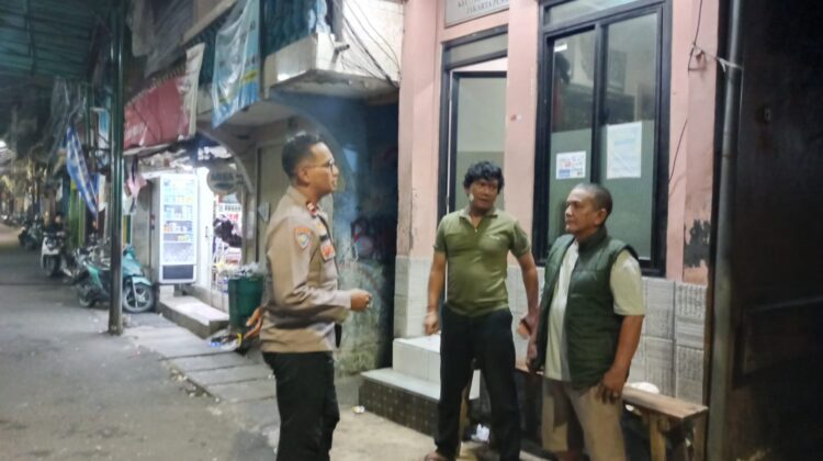 Jelang Tengah Malam, Polisi Sambangi Poskamling RW 08 Kampung Rawa, Perkuat Sinergi Cegah Kejahatan