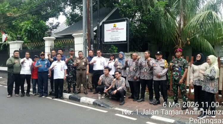 Penertiban Aset Negara, Bhabinkamtibmas Pegangsaan Kawal Pemasangan Plang BUMN PU di Menteng