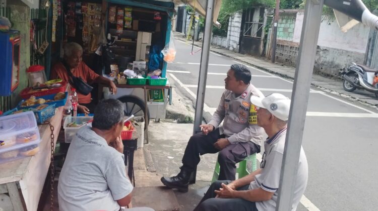 Melalui Patroli Sambang, Bhabinkamtibmas Kemayoran Pererat Sinergi dengan Warga