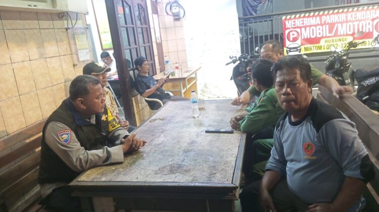 Kehadiran Bhabinkamtibmas Karang Anyat Di Pos Satkamling RW. 010″ Berikan Edukasi Buku Mutasi Kamtibmas