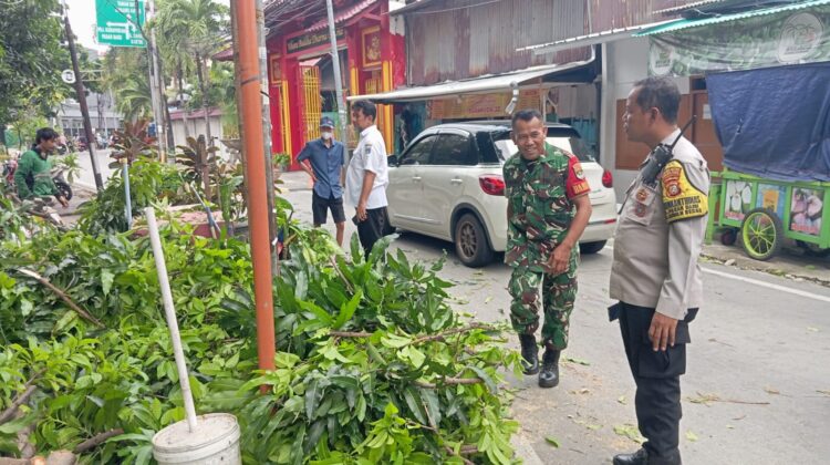 Polisi Amankan Penopingan Pohon di Pasar Baru, Lalu Lintas Tetap Terkendali