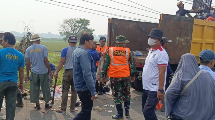 Satgas Sampah Kodim 0510/Tigaraksa Bersihkan Tumpukan Sampah Dipinggir Jalan Desa Pagejahan 