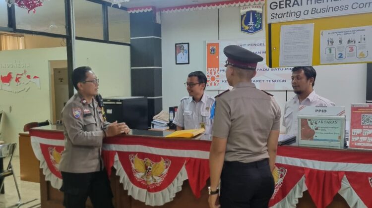 Bhabinkamtibmas Bersama Siswa Latja Seba Polri Laksanakan Kunjungan Koordinasi di Kelurahan Karet Tengsin