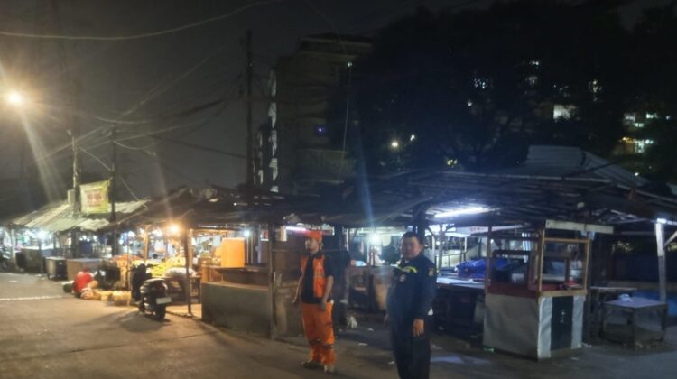 Bhabinkamtibmas Petamburan Bersama PPSU dan Warga Laksanakan Siskamling Jalan Kaki di Perbatasan RW 05 dan RW 11