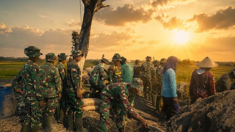 Sentuhan Humanis TMMD, TNI dan Warga Bangun Harapan Baru di Tengah Persawahan Pati