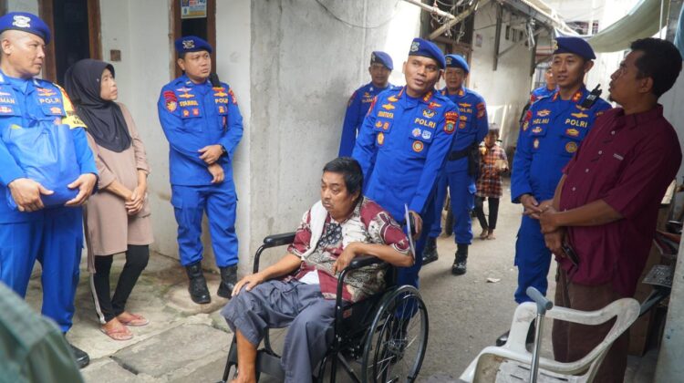 Ditpolairud PMJ Tebar Kepedulian di Pesisir Cilincing, Bantu Warga Stroke Lewat Kursi Roda