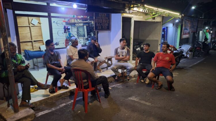 Bhabinkamtibmas Gelora Bersama Petugas Kamling Tingkatkan Siskamling dan Himbauan Kamtibmas di Wilayah RW 02