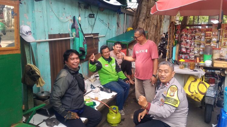 Keakraban Bhabinkamtibmas Mangga Dua Selatan Dengan Komunitas Ojol dan UMKM, Perkuat Antisipasi Gangguan Kamtibmas