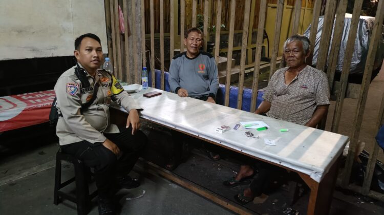 Sambang Satkamling RW 05 Gunung Sahari Utara, Bhabinkamtibmas Tingkatkan Portalisasi dan Kewaspadaan Warga
