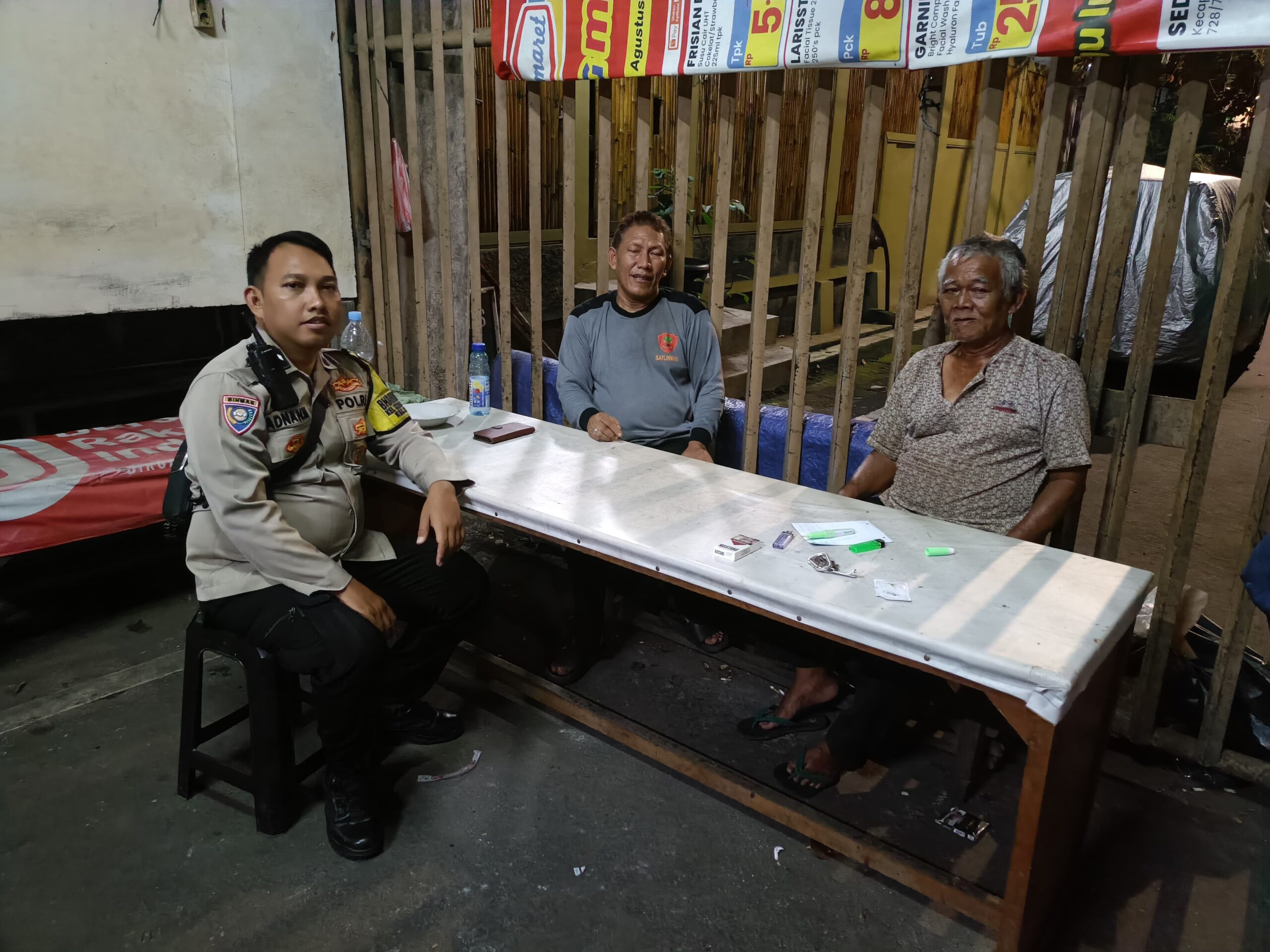 Sambang Satkamling RW 05 Gunung Sahari Utara, Bhabinkamtibmas Tingkatkan Portalisasi dan Kewaspadaan Warga