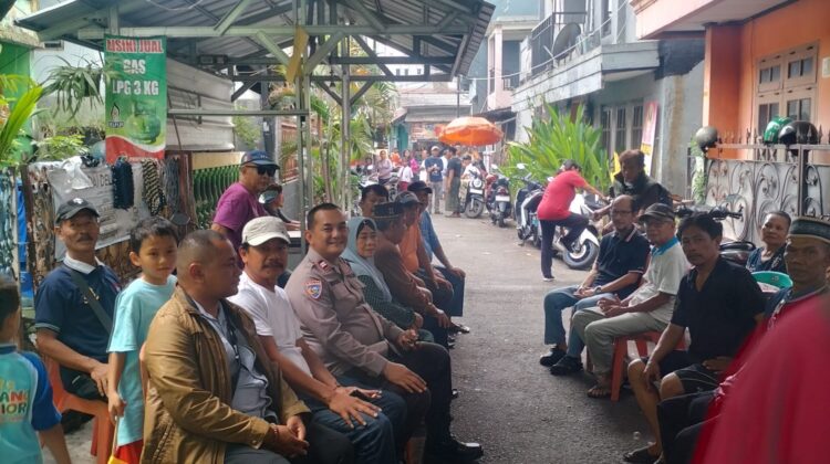 Wujud Kepedulian Polri, Bhabinkamtibmas Menteng Melayat Ketua RT 07 Yang Tutup Usia