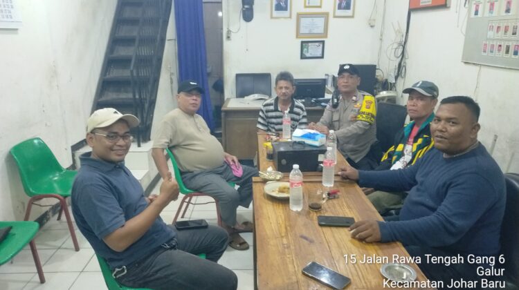 Malam Hari, Bhabinkamtibmas Sambangi Pos Kamling RW 04 Galur Perkuat Cooling System Kamtibmas