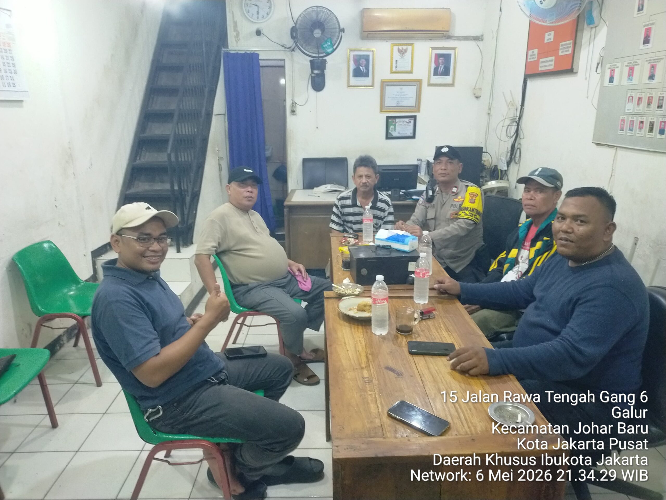 Malam Hari, Bhabinkamtibmas Sambangi Pos Kamling RW 04 Galur Perkuat Cooling System Kamtibmas