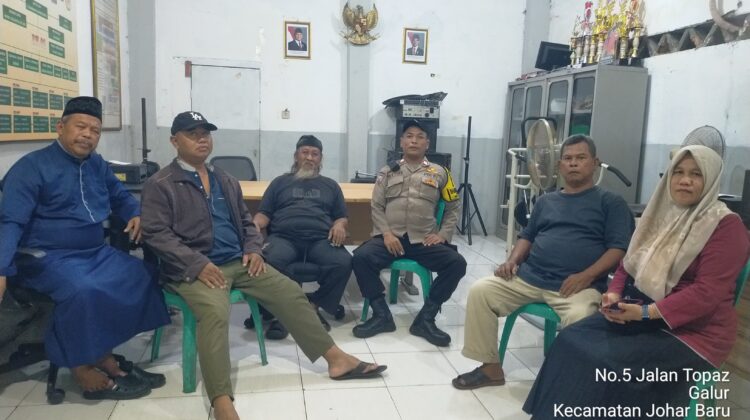 Jelang Malam, Bhabinkamtibmas Sambangi Pos Kamling RW 02 Galur Perkuat Kamtibmas