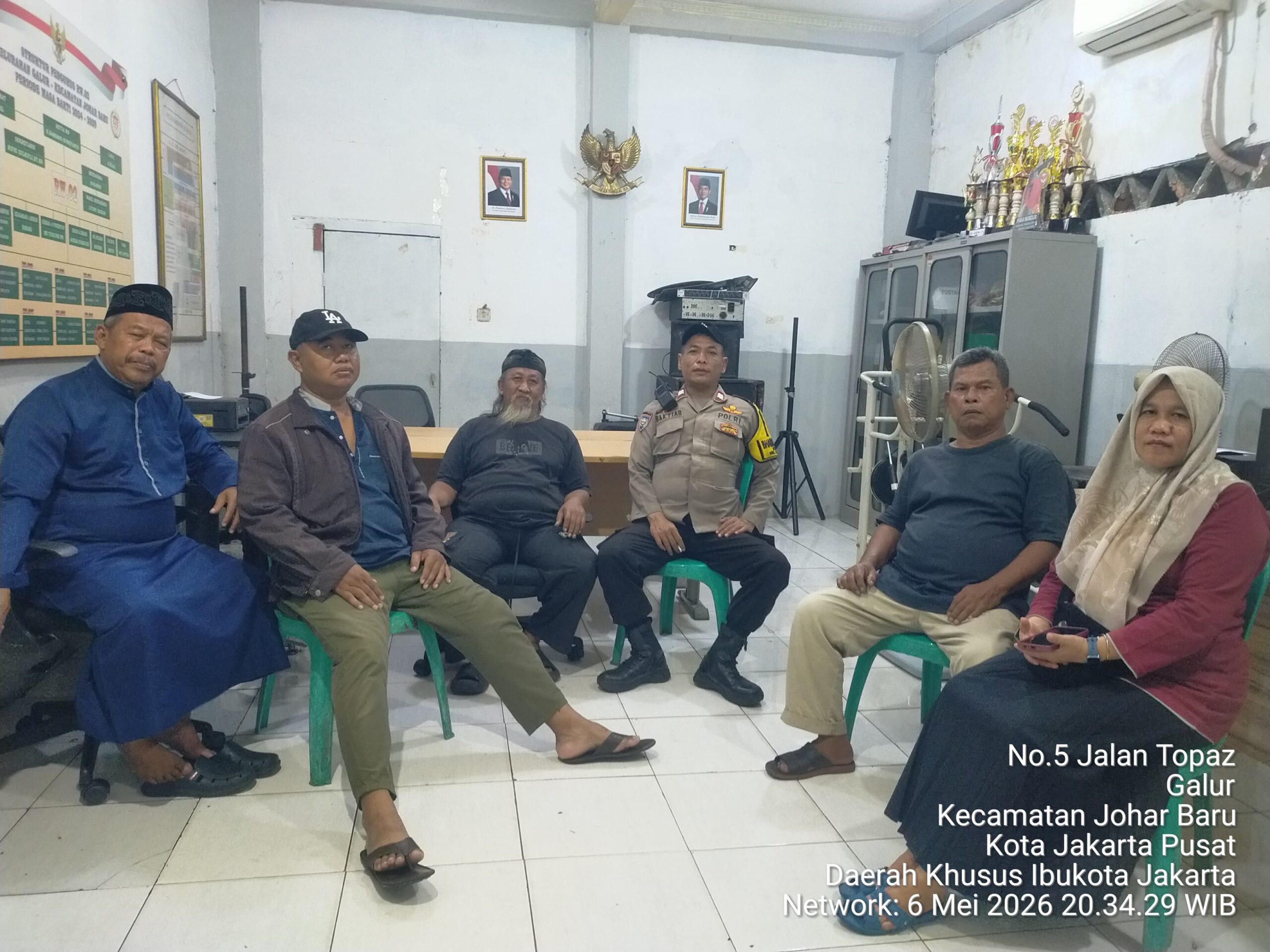 Jelang Malam, Bhabinkamtibmas Sambangi Pos Kamling RW 02 Galur Perkuat Kamtibmas