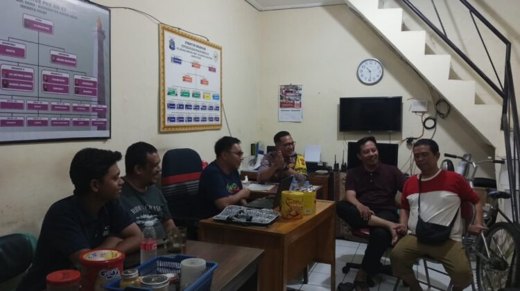 Perkuat Benteng Keamanan Malam, Polisi dan Warga Kampung Rawa Aktifkan Sambang Satkamling