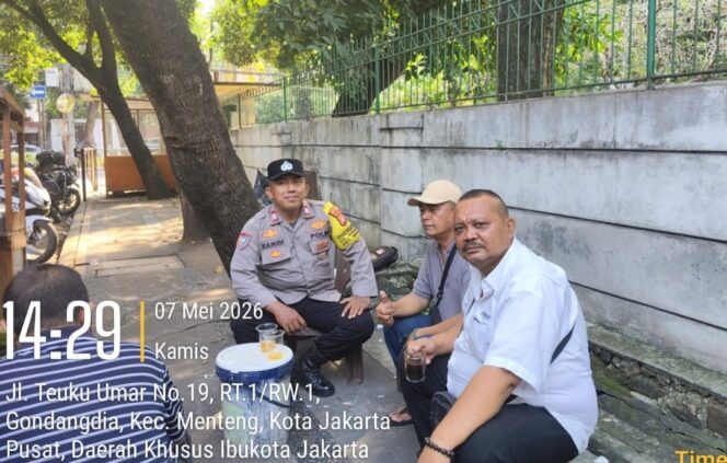 
					Bhabinkamtibmas Sambangi Warga Gondangdia, Perkuat Keamanan Lingkungan Siang Hari