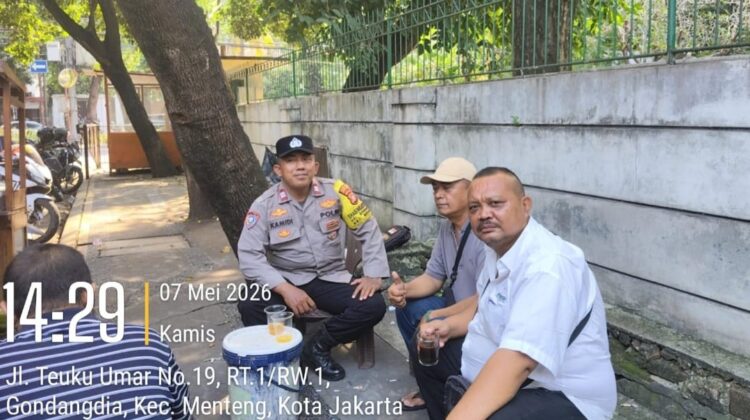 Bhabinkamtibmas Sambangi Warga Gondangdia, Perkuat Keamanan Lingkungan Siang Hari