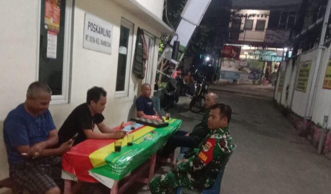 
					Babinsa Koramil 03/Ps.Rebo–Ciracas Bersama Warga Gelar Patroli/Siskamling Ciptakan Wilayah Aman dan Kondusif