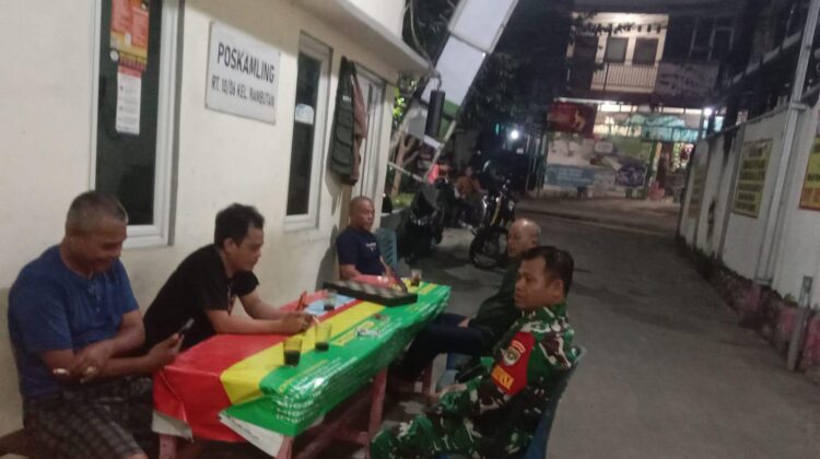 Babinsa Koramil 03/Ps.Rebo–Ciracas Bersama Warga Gelar Patroli/Siskamling Ciptakan Wilayah Aman dan Kondusif