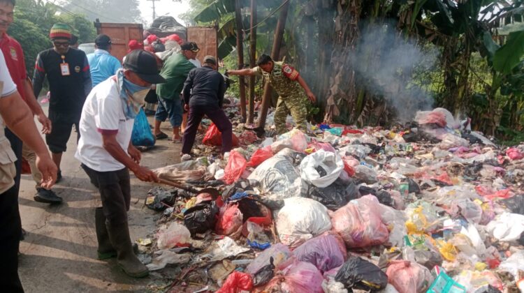 Semangat Gotong Royong Warnai Jumat Bersih Di Panongan, TNI Dan Masyarakat Bersatu Ciptakan Lingkungan Sehat