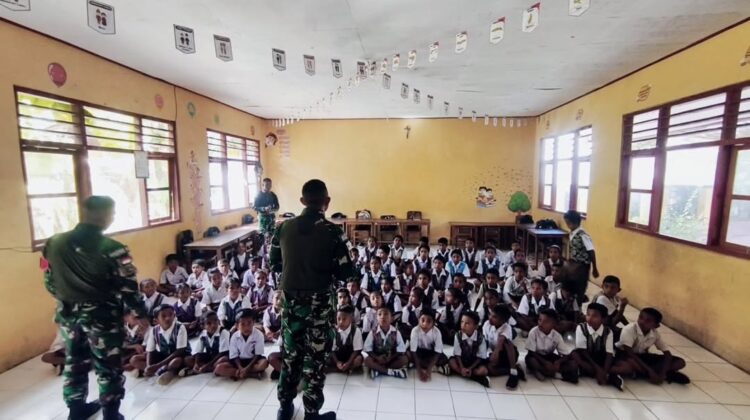 Peduli Literasi, Satgas Yonarhanud 2 Kostrad Bagikan 500 Paket Alat Tulis di Desa Wini