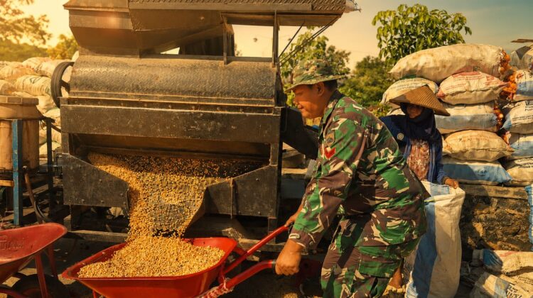 Satgas TMMD Kodim Pati Terjun Bantu Penggilingan Jagung di Desa Godo